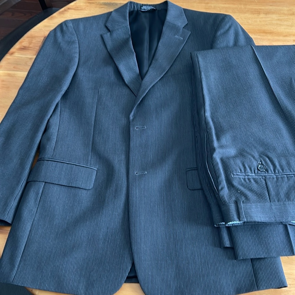 Tommy Hilfiger men’s suit - jacket 38R - pants 32 - very good condition